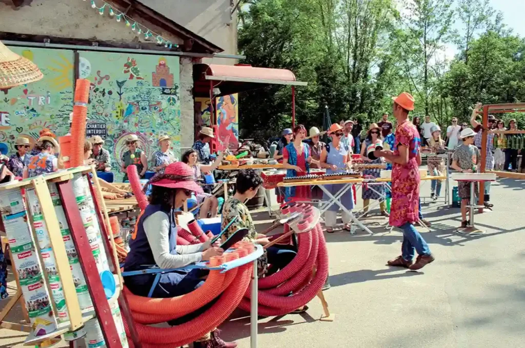 Photo du Festival d'Artistes de Rocheservière d'un concert festif où les musiciens sont déguisés et très nombreux