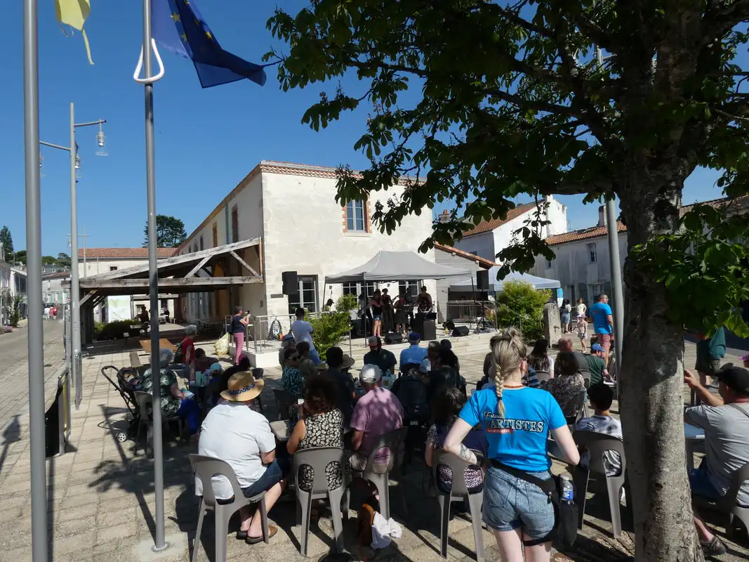 Concert devant la mairie de Rocheservière pendant le festival avec beaucoup de public assis sur des chaises