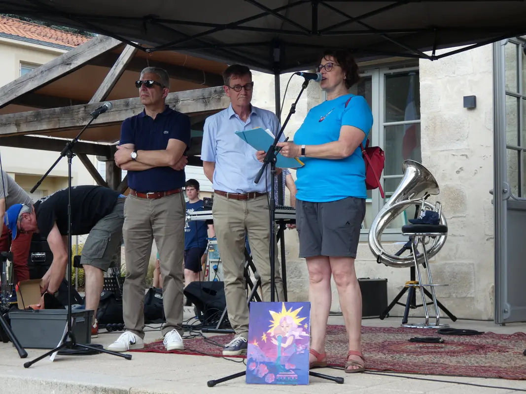 Remise des prix du concours de peinture devant la mairie de Rocheservière en présence du maire et d'une bénévole