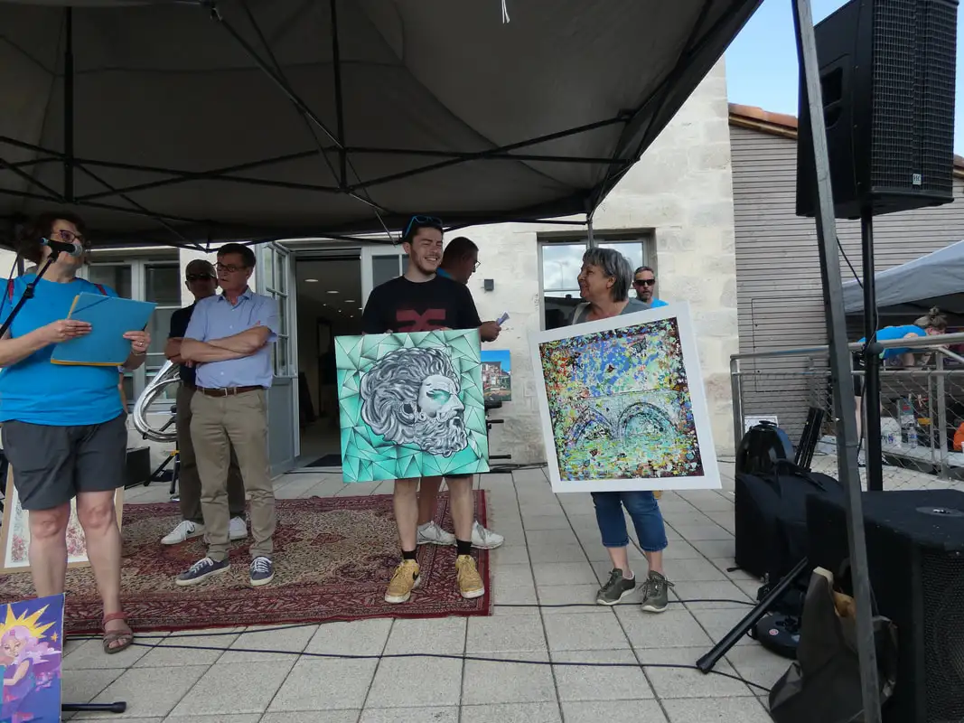Remise des prix des concours devant la mairie de Rocheservière en présence des bénévoles et des artistes