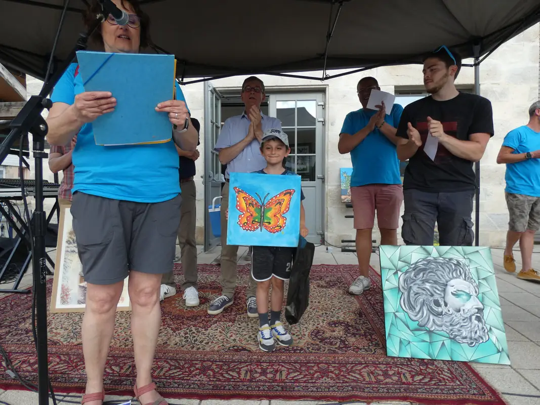 Remise des prix des concours devant la mairie de Rocheservière en présence des bénévoles et des artistes