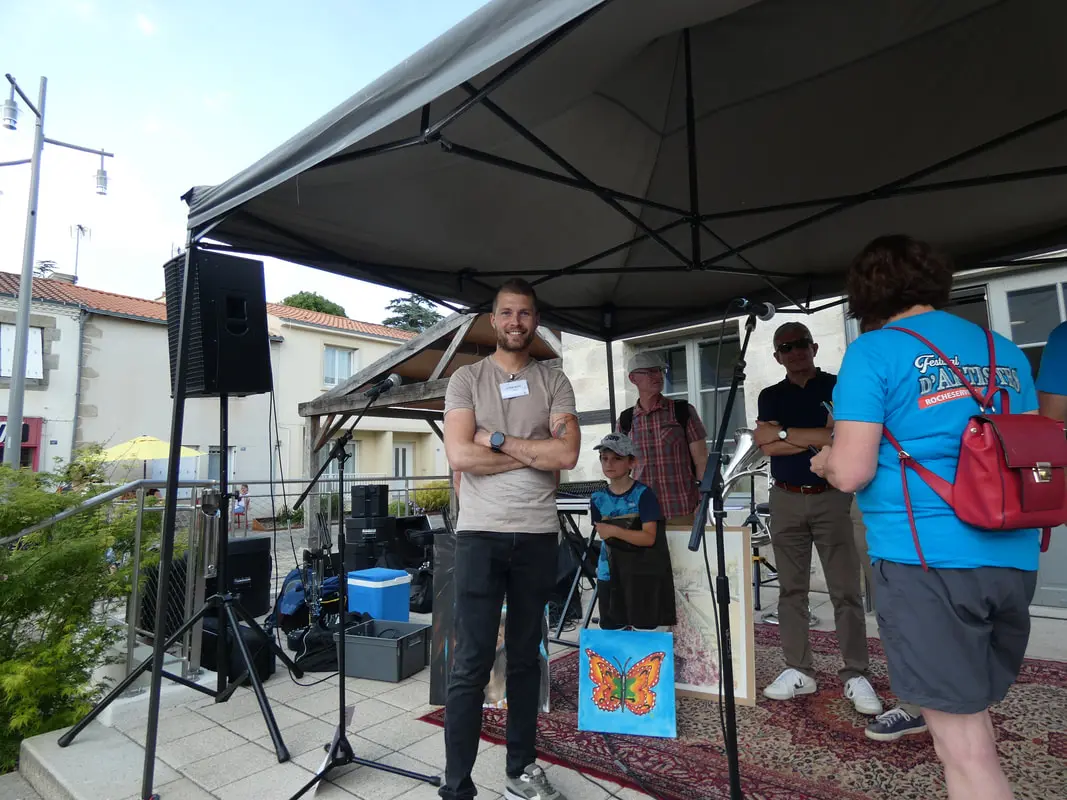 Remise des prix des concours devant la mairie de Rocheservière en présence d'une bénévole et de trois artistes