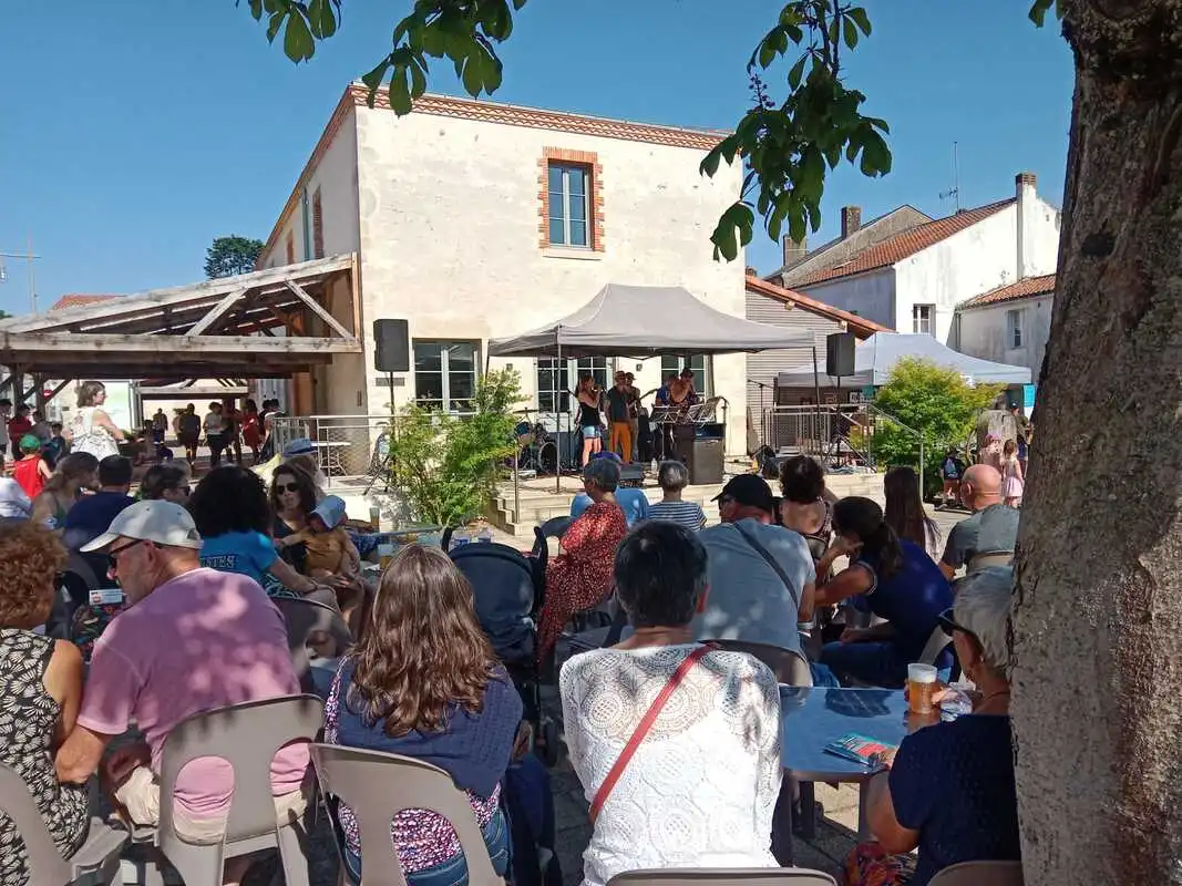 Concert lors du festival d'Artistes sur la place de la mairie de Rocheservière avec beaucoup de public