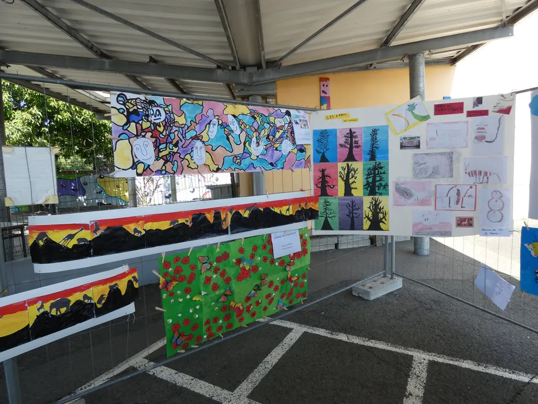 Dessins et peintures exposés à l'école de Rocheservière pendant le festival