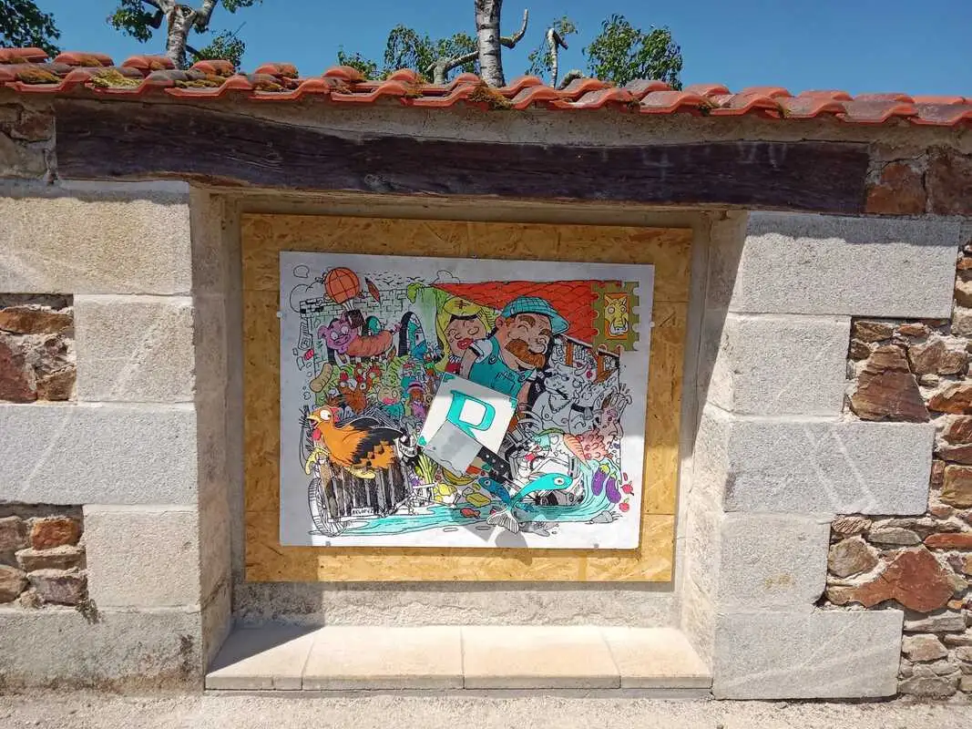 Fresque murale en extérieur représentant des dessins de personnages et d'animaux